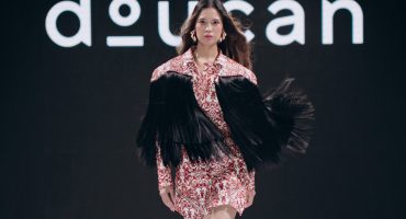 В мире моды, где тренды меняются с бешеной скоростью, южнокорейский дизайнер Чхве Чунхун выбирает другой путь — он создает одежду, в которой объединяются мечты, чувства и искусство. Его бренд Doucan — тому яркое доказательство: смелые цвета, художественные принты и женственность, передающаяся не через шаблонные формы, а через настроение. 
Новая коллекция 26SS «Lucid Bloom», которая будет представлена на Eurasian Fashion Week, описывает мечтательное, но эмоционально пробужденное состояние — это женственность, расцветающая на грани сна и реальности. 
С самых юных лет Чхве Чунхун знал, что хочет стать творцом. Его путь в моде — не случайность, а осознанное следование своему внутреннему импульсу. Начиналось все с искусства макияжа: в 1997 году он окончил Christian Chauveau Makeup Academy в Париже, после чего начал работать с культовыми модными домами на лучших мировых показах — Givenchy, Chanel, Dior, Valentino, Jean Paul Gaultier, Gucci, Balmain, как в рамках prêt-à-porter, так и haute couture. 
Позже он получил ценный опыт работы ассистентом дизайнера в Kenzo и Chanel. Но настоящая точка поворота произошла во Франции: после окончания Studio Bercot Fashion Design в 1999 году Чхве окончательно решил посвятить себя созданию одежды. Спустя годы упорного труда дебютировал со своим собственным брендом на Paris Fashion Week в 2022 году.
Doucan - это дизайнерский бренд премиум-класса, который переосмысливает суть восточной фантазии сквозь призму современности. Природа, свет и течение времени — ключевые источники вдохновения для Чхве Чунхуна при создании уникальных, ярких, аутентичных принтов и образов. Дизайнер также является художником, и поделился: «Я всегда начинаю с искусства. Стремлюсь соединить его с модой, чтобы выразить свое ДНК сквозь актуальные тренды». 
Новая коллекция сезона весна-лето SS2026 под названием Lucid Bloom — отражение той самой тонкой грани между реальностью и сном. Само название отсылает к осознанному сновидению, где «Lucid» означает ясное и осознанное состояние, а «Bloom» - распускающийся цветок. Внутренний и внешний мир современной женщины раскрываются через мягкие и прозрачные фактуры с перламутровым блеском, плавные силуэты, асимметричные вырезы и многослойные детали. Коллекция одновременно нежная и дерзкая — как сам Doucan.
«Я хотел передать волшебную красоту, которую мы можем увидеть в нашем сне», — поделился дизайнер.
Для Чхве Чунхуна Казахстан стал особенным местом — здесь его бренд находит не только аудиторию, но и друзей. «Я люблю Казахстан. Мне приятно быть здесь и работать с казахскими друзьями. Это место меня вдохновляет и надеюсь, что Doucan найдет здесь свой дом», — говорит Чхве Чунхун.